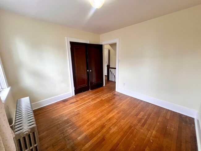 Building Photo - Spacious Home - 3 bedroom 1 bath - Squirre...