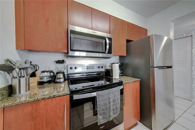 Building Photo - 1200 Brickell Bay Dr