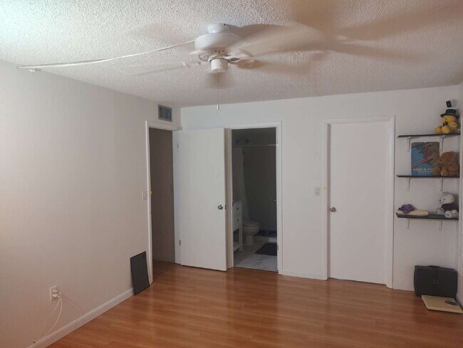 Building Photo - "$200 move in Special. Quite and Peaceful 2-Bed, 2-Bath Condo in Palm Harbor – 1070 Sq Ft."