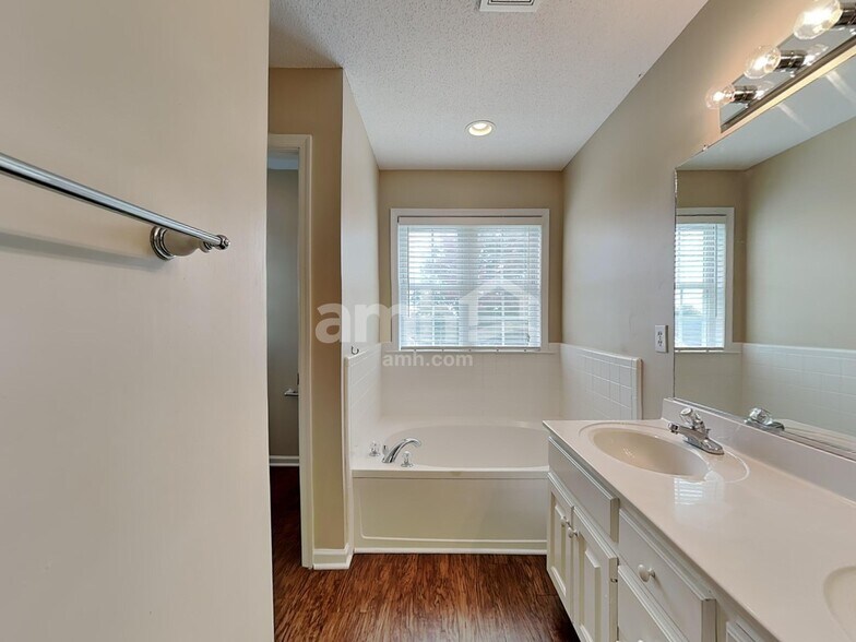 Building Photo - 3691 Wood Cove Dr