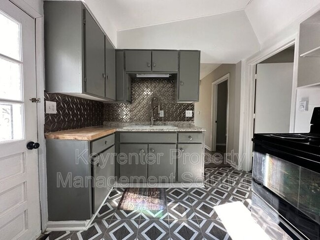 Building Photo - 621 C St