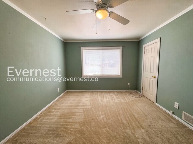 Building Photo - 3 Bed/2 Bath Home with Garage & Fenced Yard / Available Now!