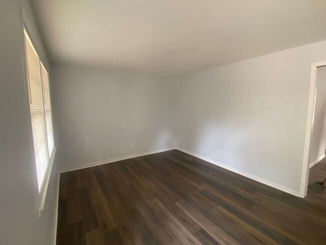 Building Photo - 221 Ramblewood Dr