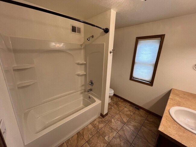 Building Photo - 409 S Broadway Ave