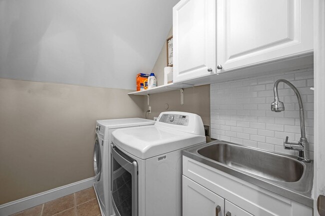 Building Photo - Spacious 4-Bedroom Home with Large Yard & ...