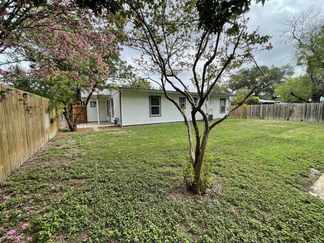 Building Photo - 258 Cresham Dr