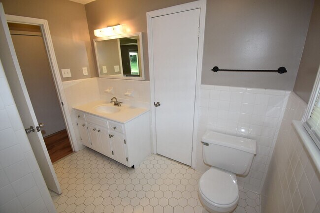 Building Photo - 2 Bedroom Pet Friendly Home For Rent!