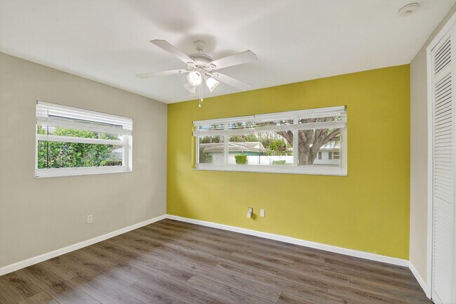 Building Photo - 113 Park Ln E