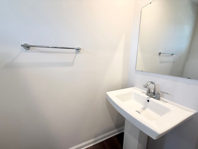 Building Photo - Modern 3-Bedroom Townhouse with Garage & P...