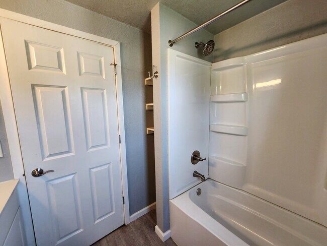 Building Photo - Updated 1 bedroom Upper - Kaukauna