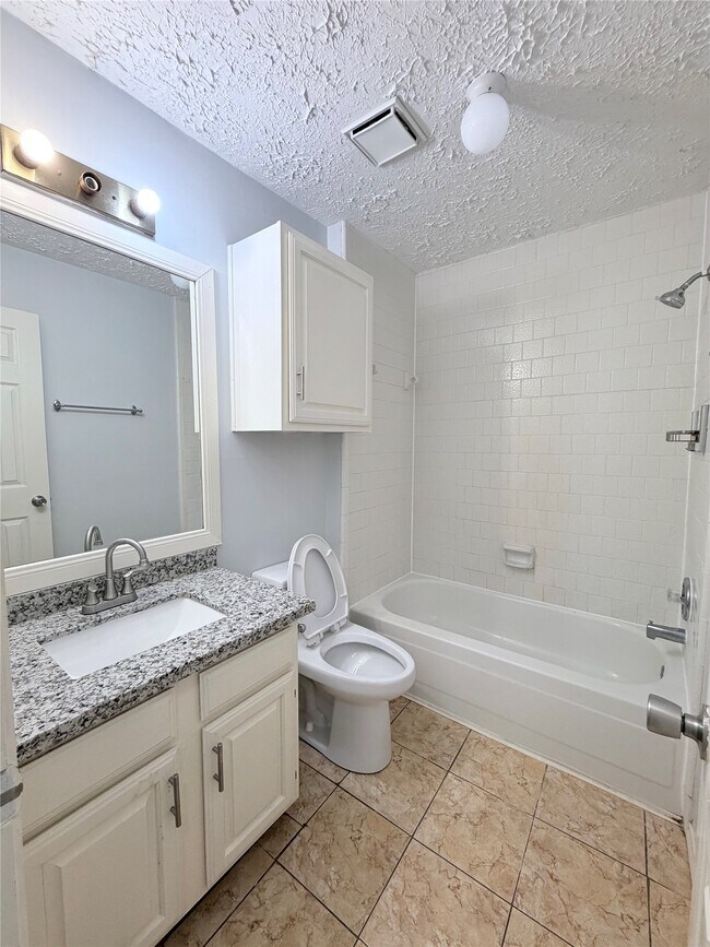 Building Photo - 5310 Park Shore Dr