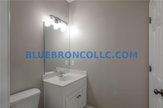 Building Photo - Completely renovated 3 bedroom unit with modern finishes and beautiful views.