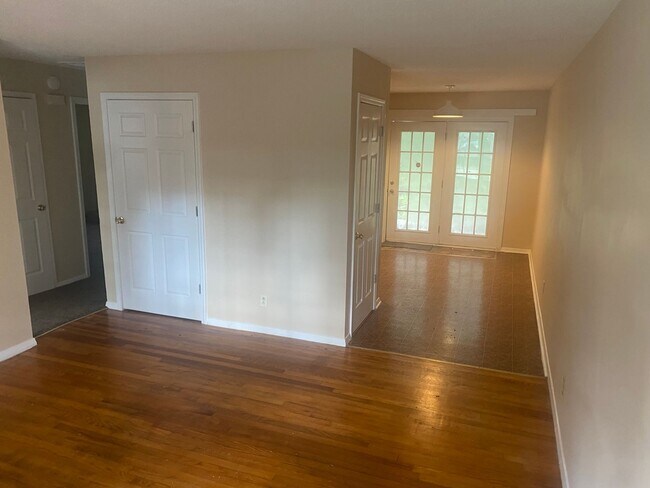 Building Photo - 3113 Erskine Dr
