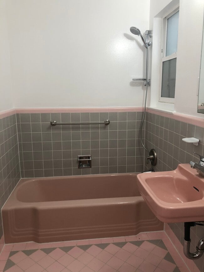 Building Photo - 2233 Taraval St