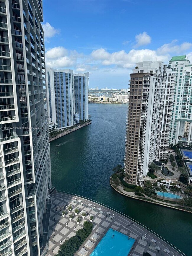 Building Photo - 495 Brickell Ave
