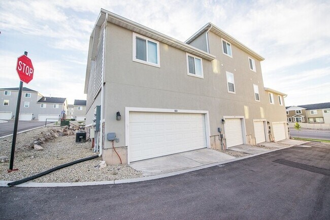 Building Photo - Townhome with 2-Car Garage!