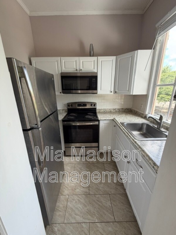 Building Photo - 305 W 39th St