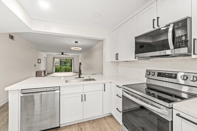 Building Photo - 2935 SW 22nd Ave