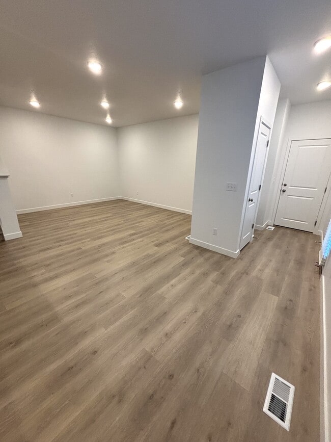 Building Photo - 10078 Loblobby Ln