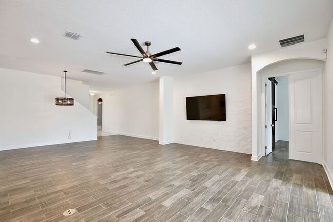Building Photo - Elegant 5-Bedroom Pool Home for Rent in Sa...