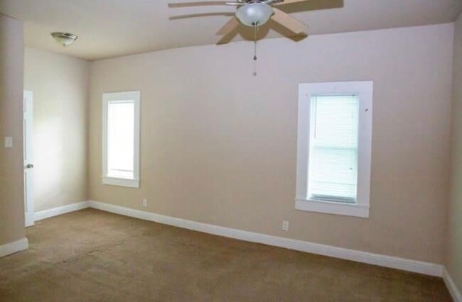 Building Photo - Spacious and Cute!!