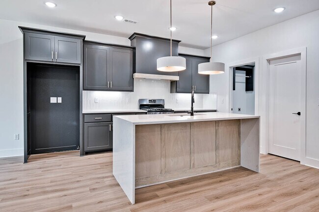 Building Photo - 5 Bayhill Ln