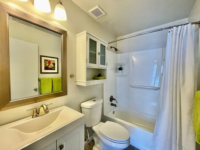 Building Photo - Freshly painted & Available NOW! Tri-Level...