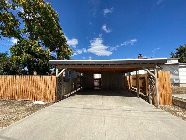 Building Photo - Nice Corner Lot