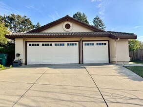 Building Photo - Spacious 4 Bed/2Ba Home in Richmond with Large Backyard!