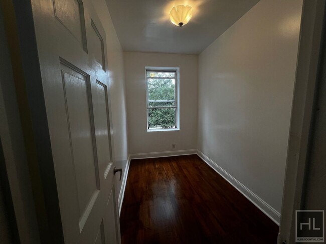 Building Photo - Spacious Fully Renovated 4-Bedroom in Sout...