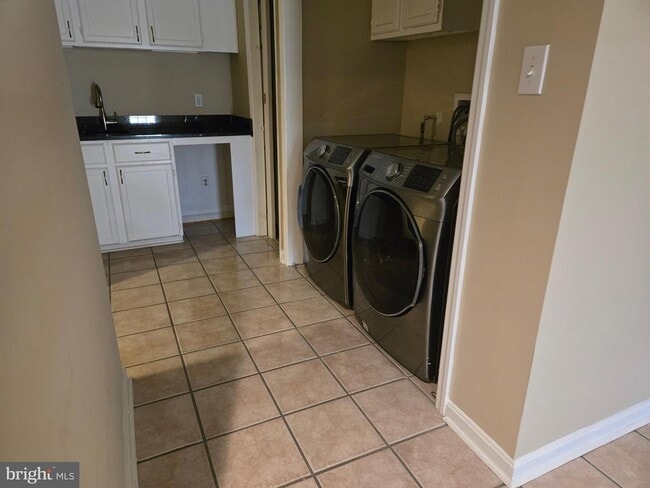 Building Photo - 300 Cinnabar Ln