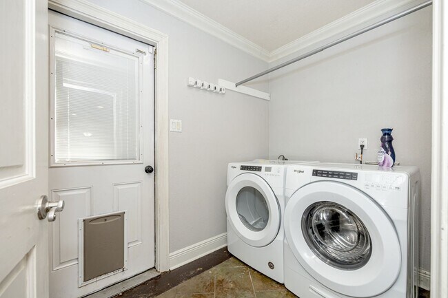 Building Photo - 3 Bedroom 2 Bath Back Bay Luxury Rental Home