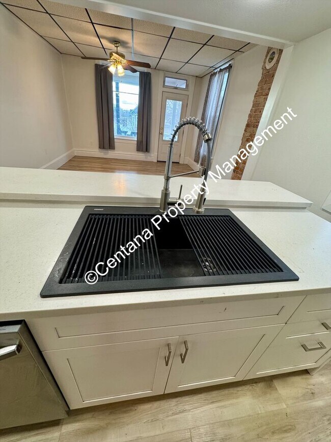 Building Photo - 722 S Montana St