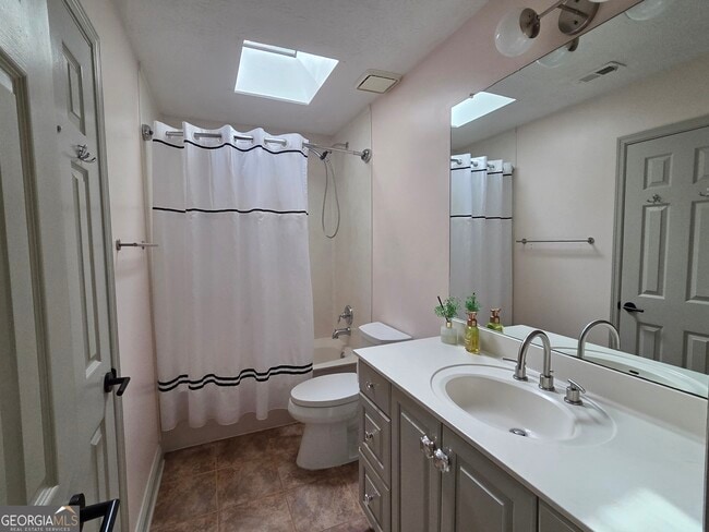 Building Photo - 215 Calgary Dr