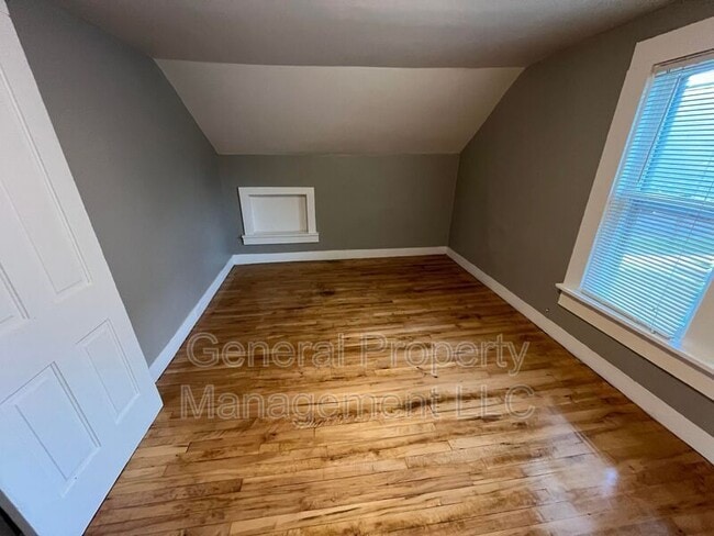 Building Photo - 4 bed 1.5 Bath near UWEC! Available June 1st