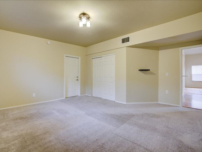 Building Photo - Beautiful 3 Bedroom Home with Office & Des...