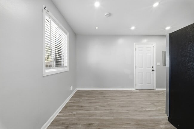 Building Photo - 613 Normandy St