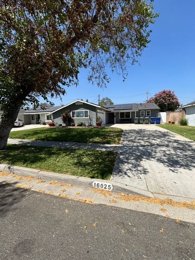 Building Photo - MOVE IN READY Updated La Mirada Home