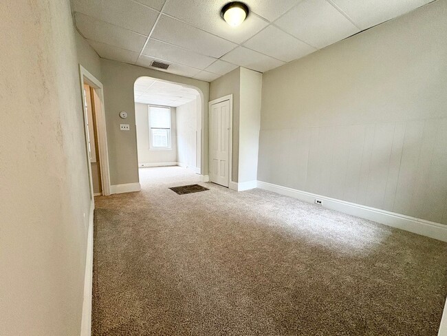 Building Photo - 2 Bedroom 1 Bathroom in York!