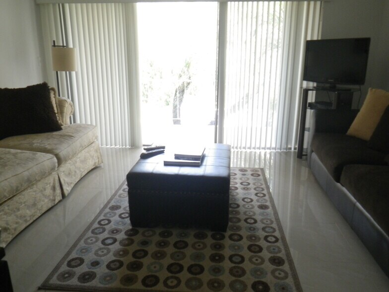 Building Photo - 9367 Fontainebleau Blvd