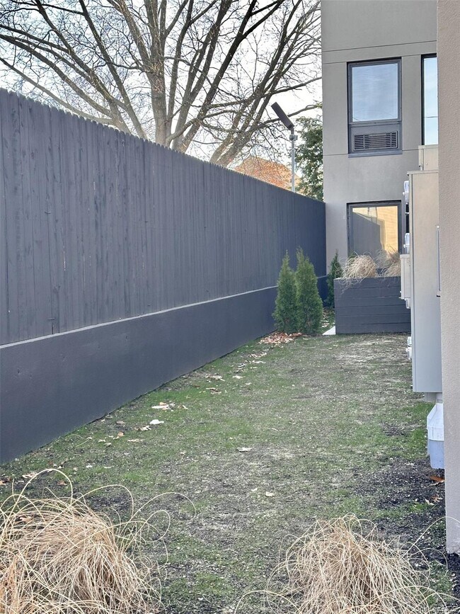 Building Photo - 362 W Merrick Rd