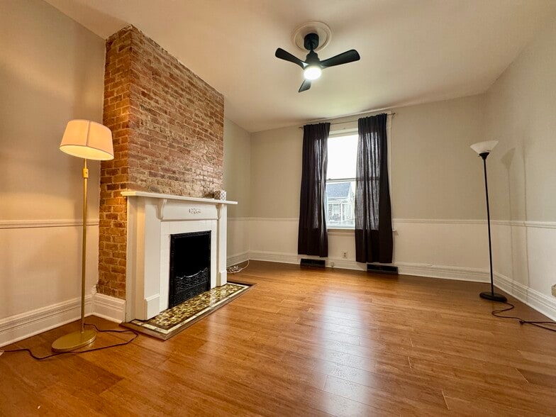 Building Photo - 121 Chicago Ave