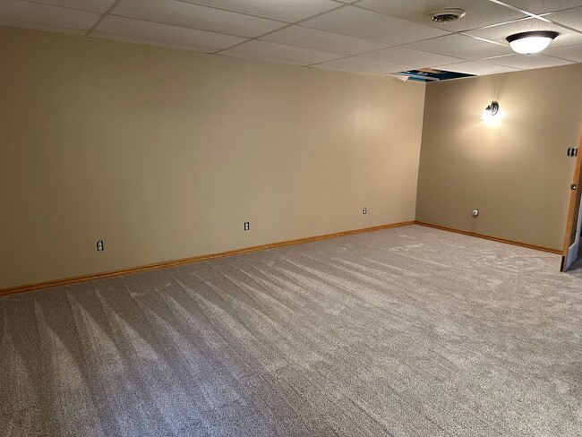 Building Photo - 4 Bedroom Townhome