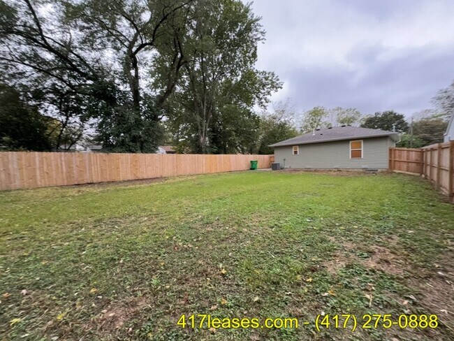 Building Photo - 2618 N Pierce Ave