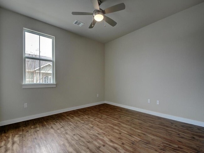 Building Photo - 240 Rose Dr