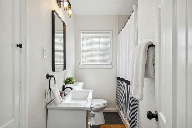 Building Photo - 2435 W 10th St