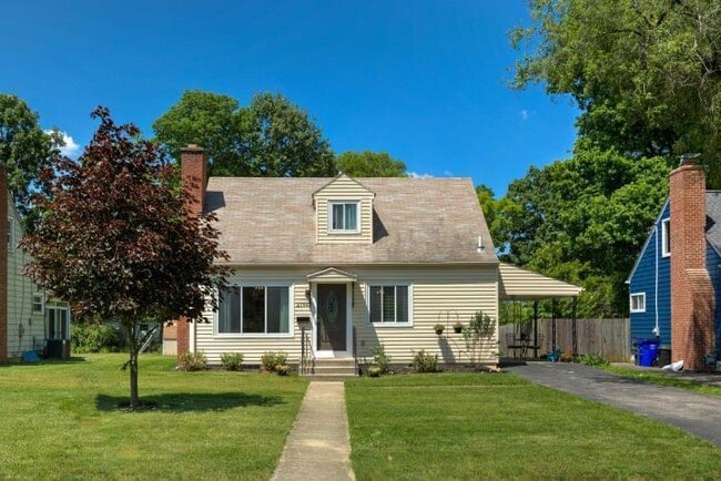 Building Photo - 2194 Ridgecliff Rd