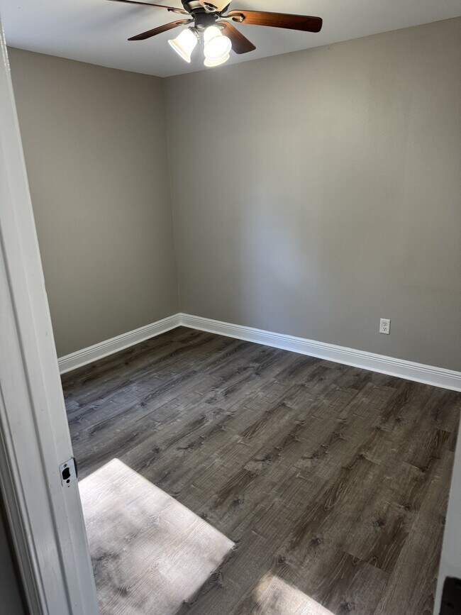 Building Photo - 212 Hazelnut St