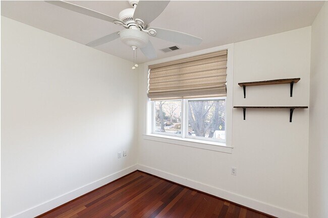 Building Photo - Chevy Chase Area One Bed, One Bath Condo R...