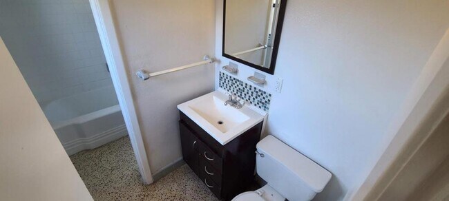 Building Photo - 2027 BENTLEY ST